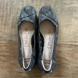 Toms platinum silver black flats